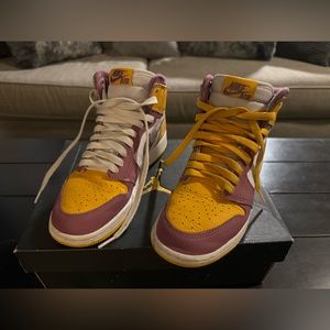 Air Jordan 1 Retro High OG - University Gold/White/Light
Bordeaux - size 4.5Y